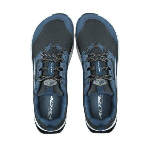 זוג נעלי ספורט Altra Lone Peak 8 WIDE (2E) A0A85P3401 בשחור וכחול עם שרוכי נעליים אפורים במבט מלמעלה, עם שם המותג "Altra" הנראה על הלשונות.