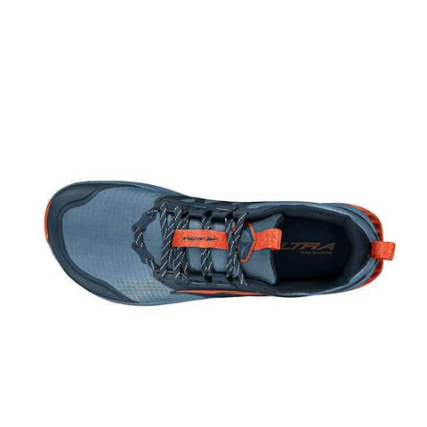 מבט מלמעלה של Altra A0A85NC480 LONE PEAK 8, נעל ריצה כחולה מבית AroSport, הכוללת שרוכים כתומים ואפורים עם מיתוג נראה מבפנים.