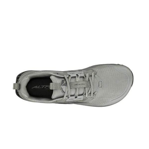מבט מלמעלה של Altra LONE PEAK 8 A0A85NC923 מציג את השרוכים, הלשון והמיתוג של Altra על המדרסים.