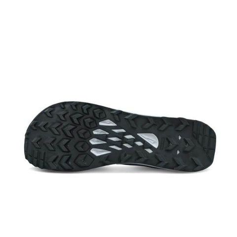 ה-Altra Lone Peak 8 WIDE (2E) A0A85P3401 כולל סוליית נעל שחורה ואפורה עם דפוס דריכה המיועדת למשיכה.