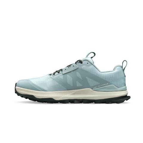 נעל אתלטית Altra LONE PEAK 8 A0A85ND419 בצבע תכלת עם הדגשים לבנים, סוליה שחורה ושרוכים שחורים. לנעל לשונית משיכה בגב וסוליית ביניים בעלת מרקם לתמיכה.