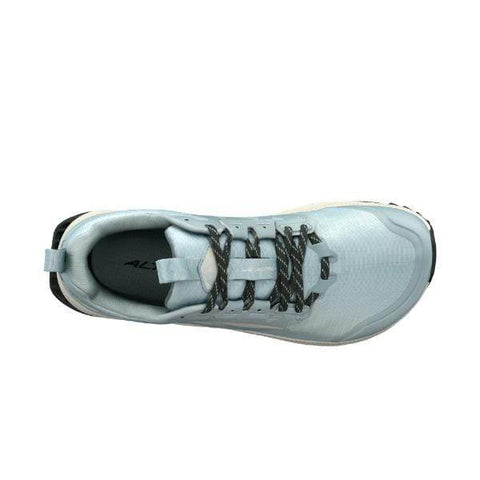 מבט מלמעלה של נעל הספורט Altra LONE PEAK 8 A0A85ND419 בצבע תכלת עם שרוכים שחורים ולבנים, הכוללת בטנה פנימית כהה ולשונית משיכה בעקב.
