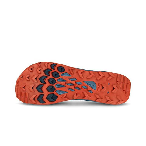 התמונה מציגה את סוליית הנעל Altra A0A85NC480 LONE PEAK 8 מבית AroSport, הכוללת דפוס דריכה כתום ושחור שנועד למשיכה אופטימלית.