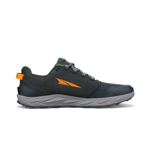 מבט מהצד של Altra Superior 6 A0A82CB000, נעל אתלטית בצבע ירוק כהה ואפור מבית altra, עם לוגו כתום ולשונית עקב, הכוללת סוליה בעלת מרקם למשיכה.