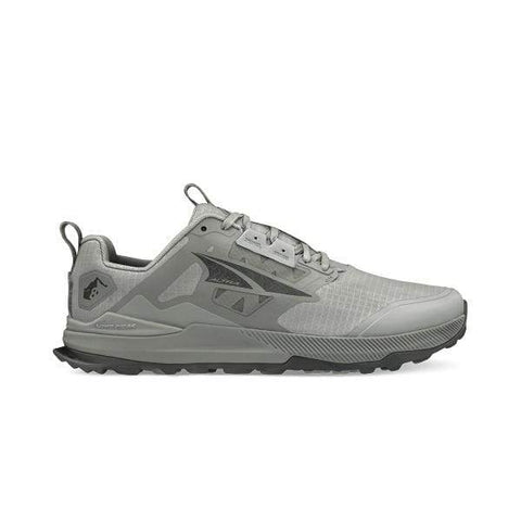 ה-Altra LONE PEAK 8 A0A85NC923 היא נעל אתלטית אפורה הכוללת סוליה בעלת מרקם, עיצוב שרוכים, לוגו מותג ודפוסי צד גיאומטריים עדינים.