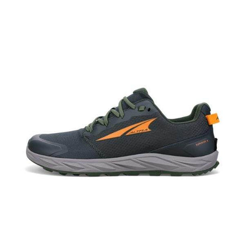 מבט מהצד של Altra Superior 6 A0A82CB000, נעל ספורט ירוקה וכתומה עם סוליה אפורה המיועדת לריצת שבילים.