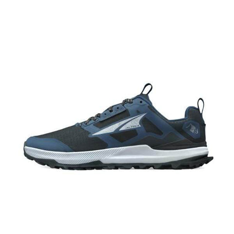ה-Altra Lone Peak 8 WIDE (2E) A0A85P3401 מאת Altra היא נעל ספורט כחולה ושחורה עם סוליה מחוספסת המיועדת לפעילויות חוצות, הכוללת עיצוב נמוך וסגירת שרוכים.