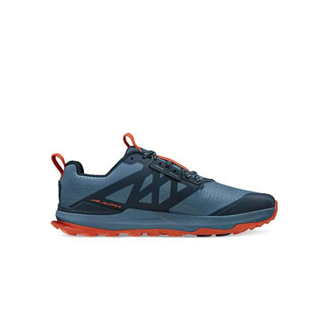 הכירו את Altra A0A85NC480 LONE PEAK 8 מאת AroSport, נעל ריצת שבילים בצבעי כחול וכתום תוססים. הוא מתהדר בסוליה מחוספסת בעיצוב גיאומטרי וכולל לשוניות משיכה נוחות בעקב ובלשון.