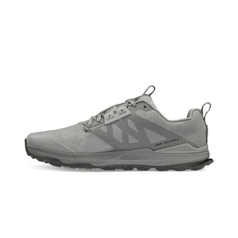 מבט מהצד של Altra LONE PEAK 8 A0A85NC923, נעל ריצה אתלטית אפורה של אלטרה, הכוללת סוליה בעלת מרקם ועיצוב שרוכים.