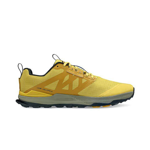 Altra A0A85NC770 M LONE PEAK 8 היא נעל ריצת שבילים צהובה המעוטרת בהדגשים שחורים ואפורים, הכוללת סוליה מחוספסת ואת שם המותג Altra מודפס בצד.