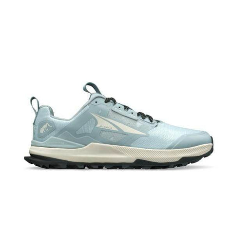 נעל ספורט תכלת ולבן Altra LONE PEAK 8 A0A85ND419 עם סוליית ביניים לבנה וסוליה חיצונית שחורה, הכוללת לשונית משיכה בעקב ולוגו בצד.