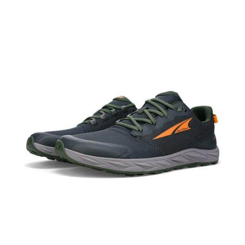 זוג נעלי ספורט Altra Superior 6 A0A82CB000 מבית אלטרה בירוק כהה, עם הדגשות כתומות וסוליות אפורות, עם גפה מבד רשת וסגירות שרוכים.