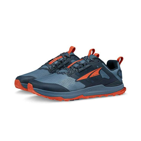 Altra A0A85NC480 LONE PEAK 8 מאת AroSport הוא זוג נעלי אתלטיות כחולות וכתומות הכוללות סוליות מחוספסות, מעוצבות לשימוש חיצוני.