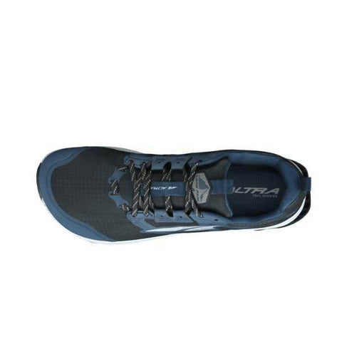 מבט מלמעלה של נעל ריצה יחידה של Altra Lone Peak 8 WIDE (2E) A0A85P3401 בצבעי כחול ושחור, הכוללת עיצוב שרוכים ולוגו של Altra על הלשון והצד.