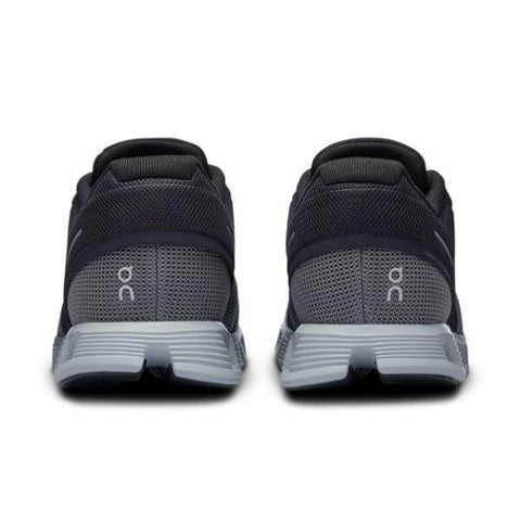 מבט מאחור של זוג נעלי אתלטיות On Cloud 5 Push M Rock/Black על רקע לבן, מציגות את פרטי העקב והסוליה.