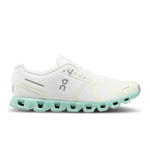 ה-On Cloud 5 59.98369 Creek M מאת On Cloud מוצג במבט צד, הכולל חלק עליון לבן, סוליה מפולחת בצבע ירוק בהיר, עיצוב שרוכים ולוגו "על" בצד.