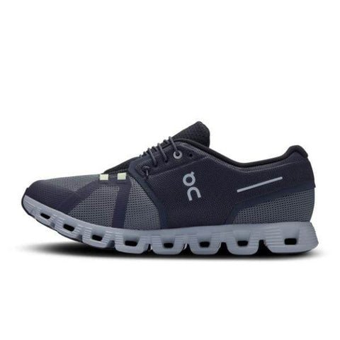 מבט מהצד של נעל אתלטית On Cloud 5 Push M Rock/Black 69.97739 בצבע כחול כהה, הכוללת סוליה אפורה מרופדת ומיתוג "ON" בצד. הנעל מציגה עיצוב שרוכים וחלק עליון מבד רשת.