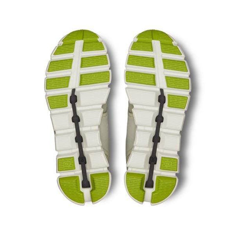 מבט מלמטה של On Cloud 5 Waterproof 59.97758 סניקרס Chalk/Ice, מציגות דפוסי דריכה ירוקים ושחורים על הסוליות הלבנות.