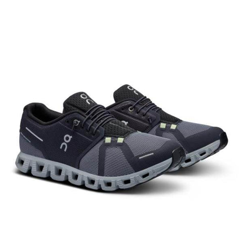 On Cloud 5 Push M Rock/Black נעלי ריצה אתלטיות, בעלות עיצוב סולייה מרופדת ייחודית, המוצגת על רקע לבן.